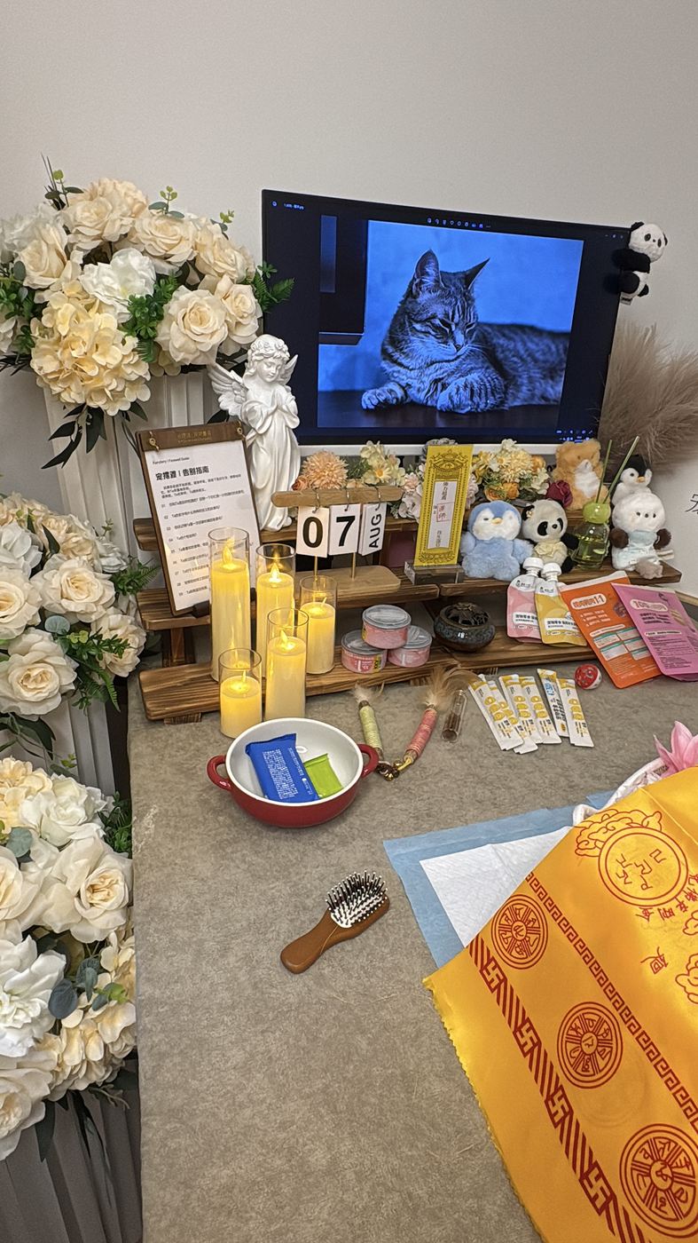 烛光与鲜花组成的温柔告别空间